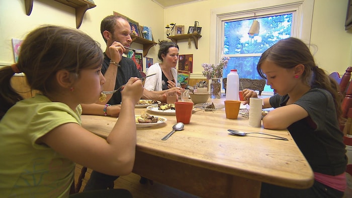 La famille de Robin LeBlanc et de Rebecca Huot produit elle-même toute la nourriture qu'elle consomme.