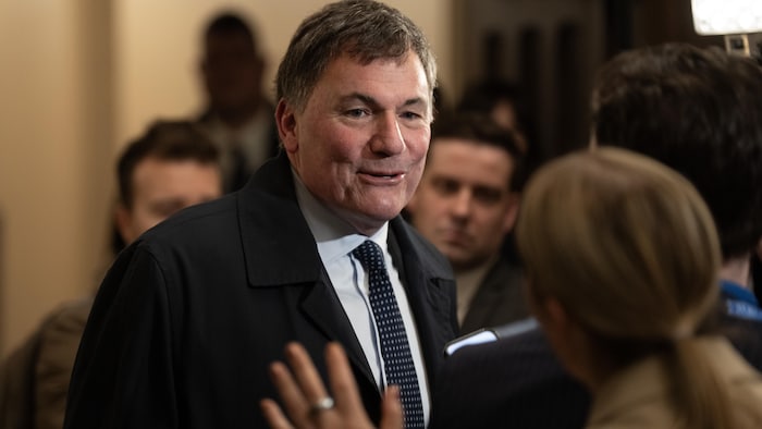 Dominic Leblanc devant les journalistes.