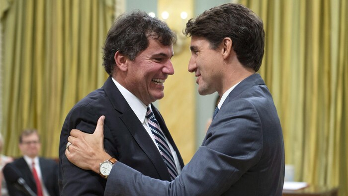 Le premier ministre Justin Trudeau serre la main de Dominic LeBlanc, ministre des Affaires intergouvernementales et du Nord et du Commerce intérieur à l’occasion de la cérémonie d’assermentation à Rideau Hall à Ottawa