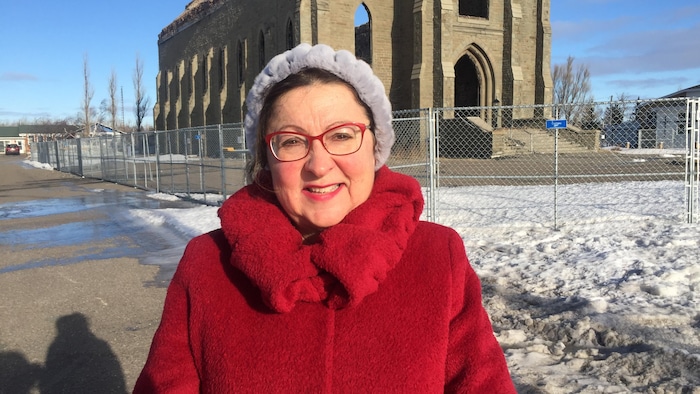 Lucie LeBouthillier en entrevue devant les ruines de l'église.