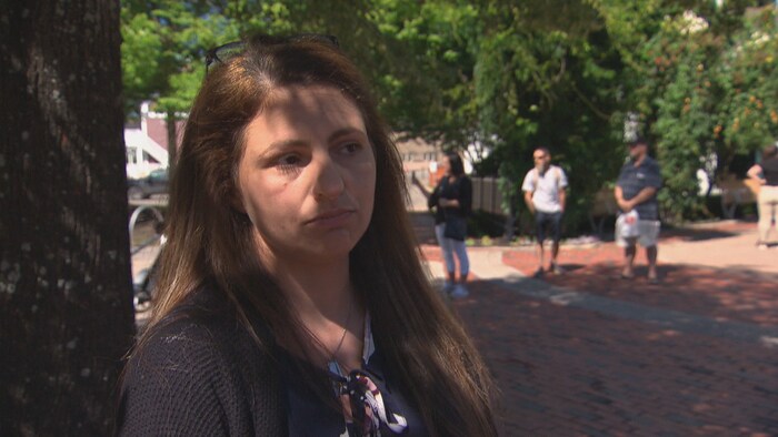 Julie Léger LeBreton interviewée devant l'hôtel de ville de Moncton.