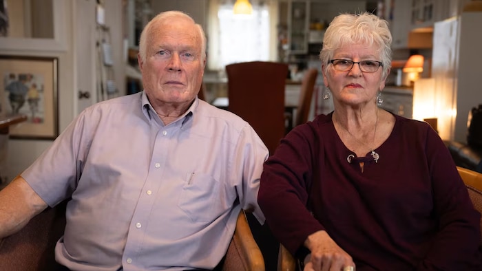 Doug et Nancy Lee assis côte à côte dans leur domicile.