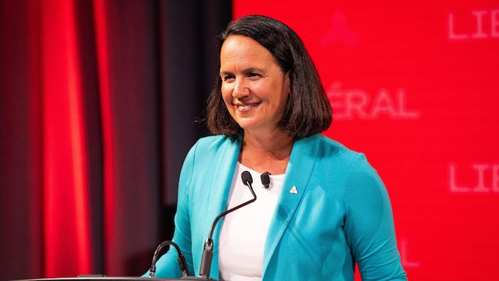 Lee Fairclough avant le débat des chefs libéraux ontariens à Brampton, en Ontario, le lundi 10 août 2026.