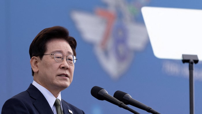 Le président sud-coréen, Lee Jae Myung, prononce un discours à l'occasion de la 78e Journée des forces armées, dans une base militaire de la ville de Gyeryong, en Corée du Sud, le 1er octobre 2026.     