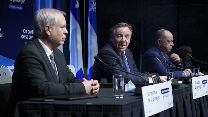 Le Dr Luc Boileau, le premier ministre François Legault et le ministre de la Santé Christian Dubé participent à une conférence de presse, le mardi 11 janvier 2022.