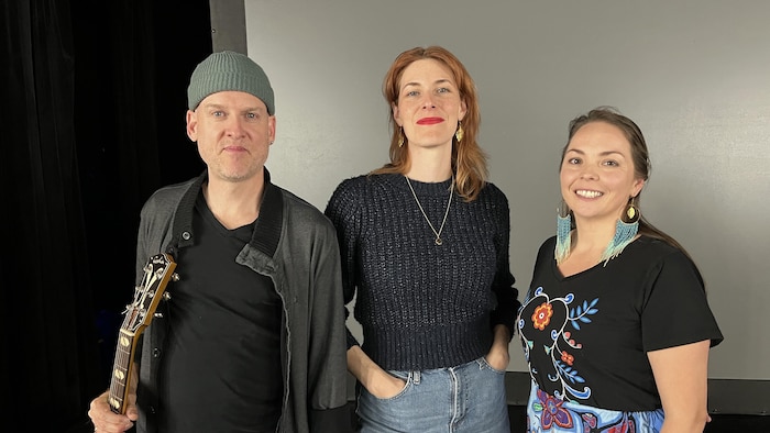 Dominiq Hamel, Émilie Sigouin et Tina Mapachee sur la scène de la Salle Félix-Leclerc de Val-d'Or.