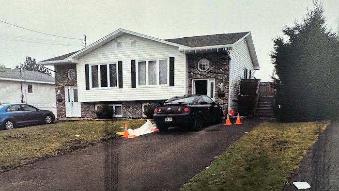 Une bâche sur le sol devant une maison.