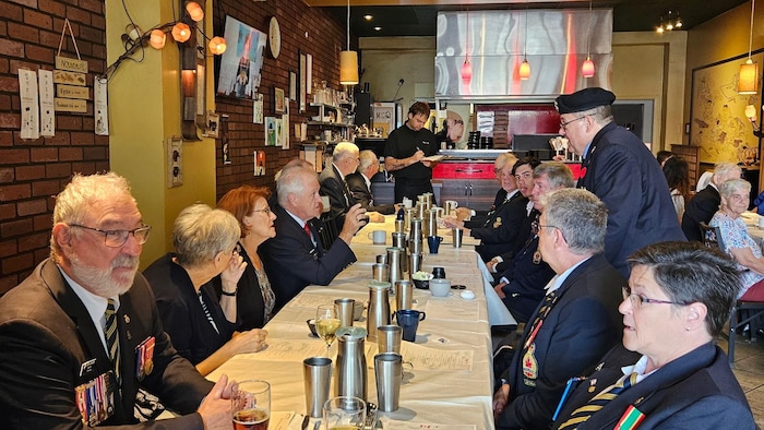 Des vétérans assis à une table de restaurant