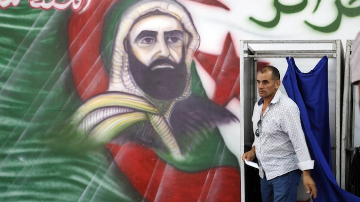 Un homme sort de l'isoloir après avoir voté à Alger, le 2 juillet 2026.