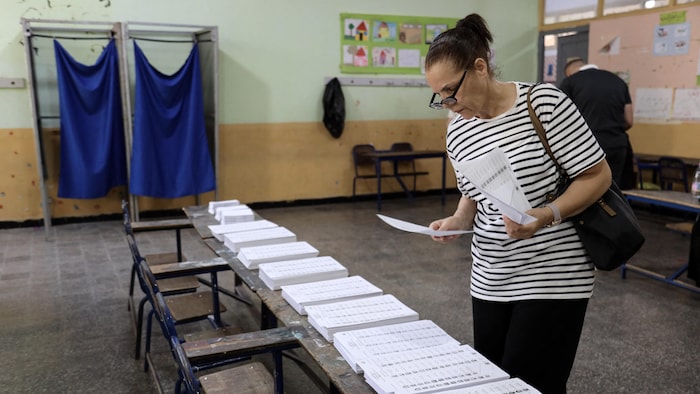 Une femme s'apprête à voter à Alger, le 2 juillet 2026.