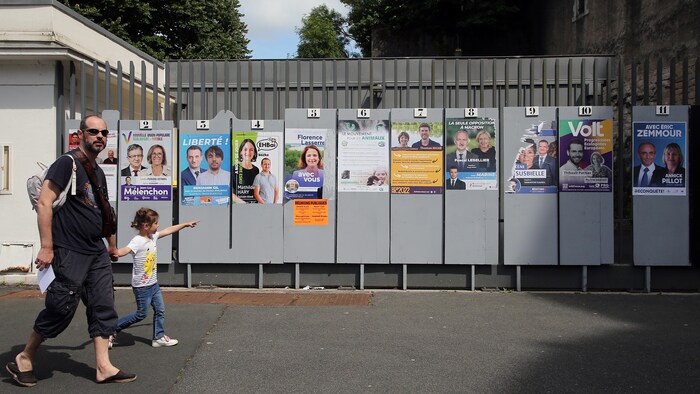 Législatives En France : Macron Et La Gauche Unie Sont Au Coude-à-coude ...