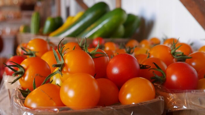 Boîtes de tomates et de courgettes