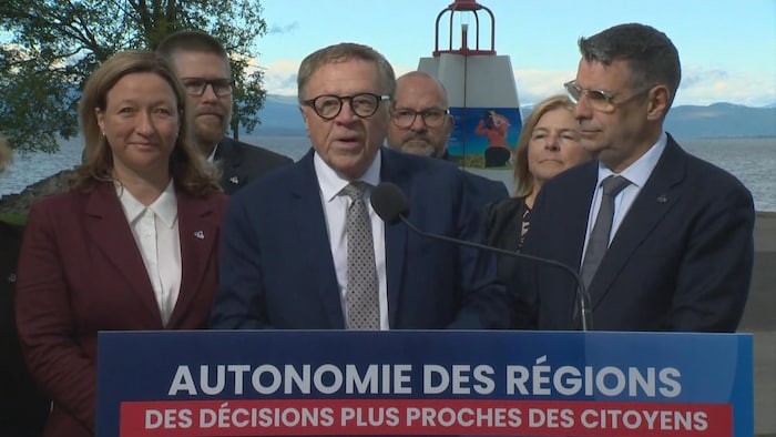 Des personnes s'adressent aux médias.