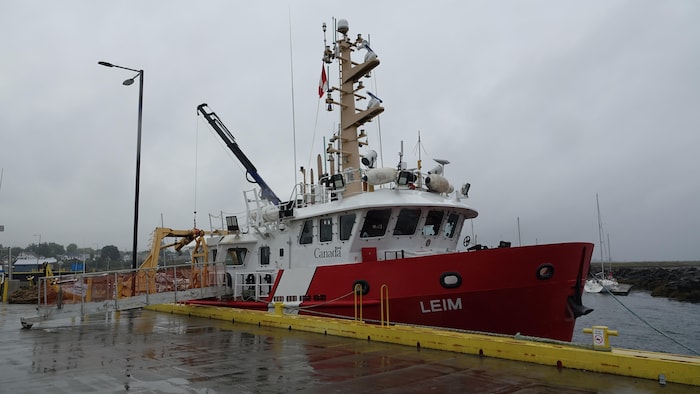 A bateau de la Garde côtière canadienne on the quai de Carleton-sur-Mer.