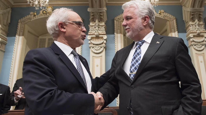 Carlos Leitao et Philippe Couillard se serrent la main dans le Salon bleu de l'Assemblée nationale.