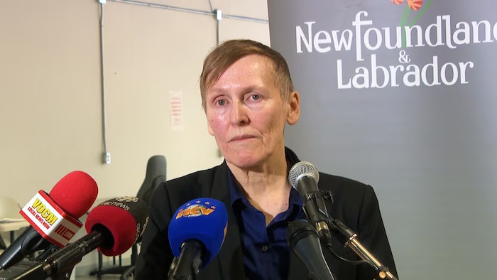 Lela Evans donne une conférence de presse.
