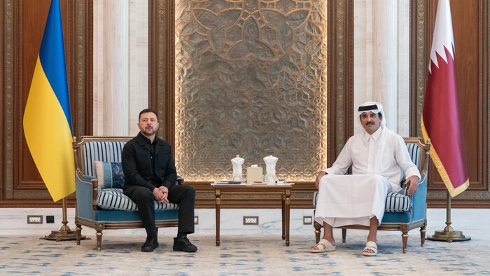 L'émir du Qatar et Volodymyr Zelensky assis côte à côte.