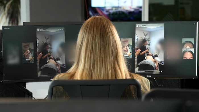 Kim Vermette regarde des vidéos publiées sur Instagram.