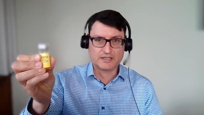 Nicolas Fotinos brandit une fiole de Lemon Bottle.