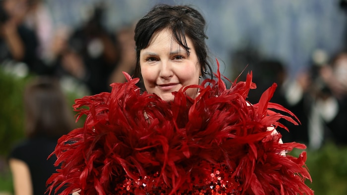 Lena Dunham dans une robe rouge à plumes.