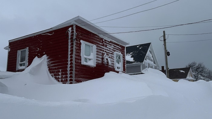 Des maisons ensevelies à Rimouski, après la tempête du 17 et du 18 février 2025.