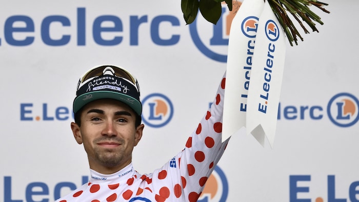 Lenny Martinez célèbre avec une casquette sur laquelle on lit «Bahreïn, favorable aux affaires».