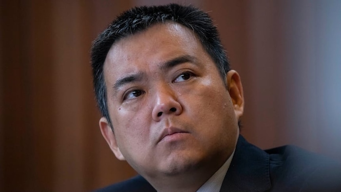 Un homme au regard sérieux.