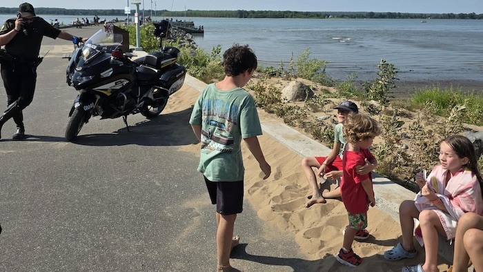 Des enfants près d'un quai.