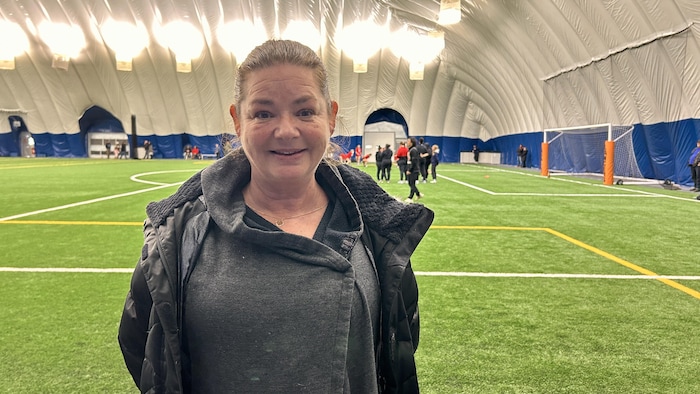 Portrait de Leona Flower, souriante. 