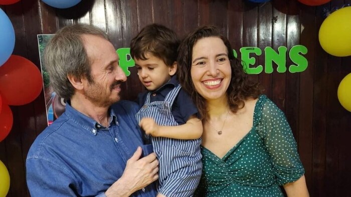Leonardo avec ses parents, Clineu Machado et Silvana de Oliveira Schramm.