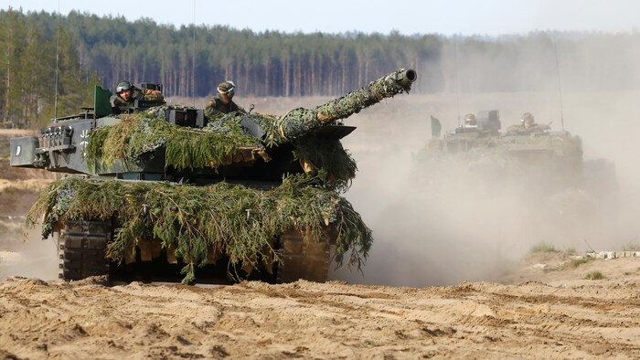 Deux chars d'assaut de type Leopard 2