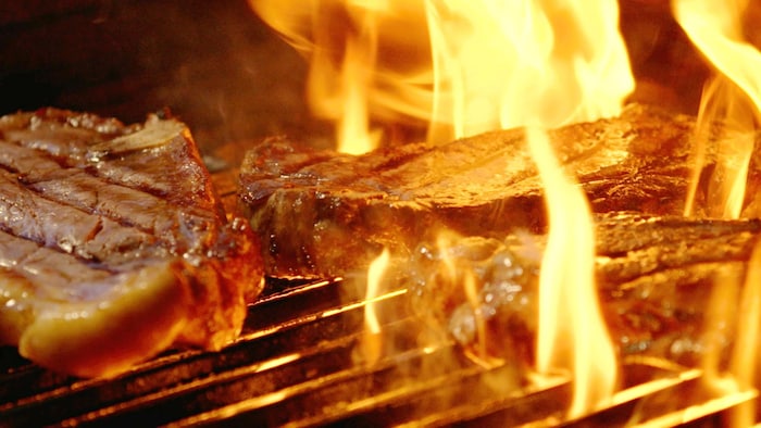 Des flammes sur un barbecue.