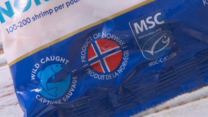 Un emballage de crevettes indiquant « Produit de la Norvège ».