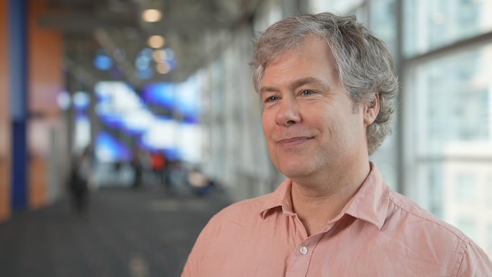 Le gériatre Dr Stéphane Lemire dans les bureaux de Radio-Canada.