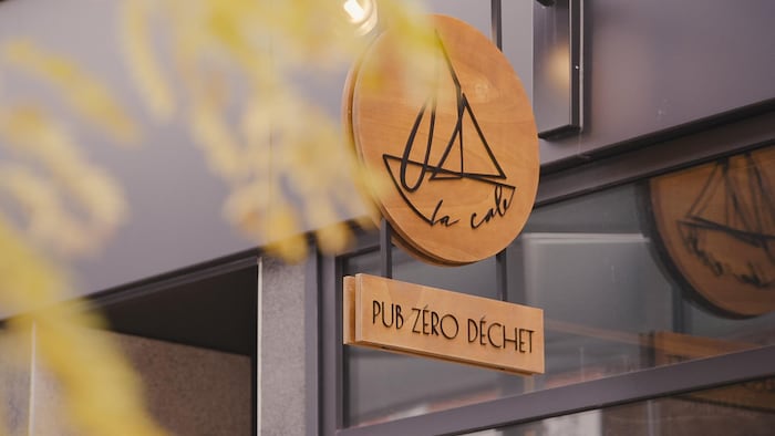 L'enseigne du pub zéro déchet La Cale.