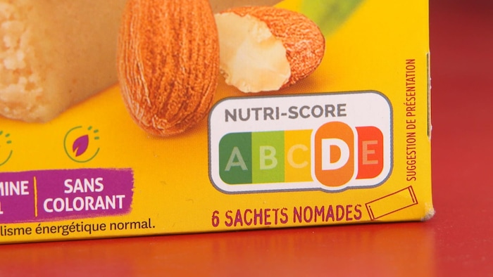 Une boîte sur laquelle on peut voir le logo du Nutri-Score français.