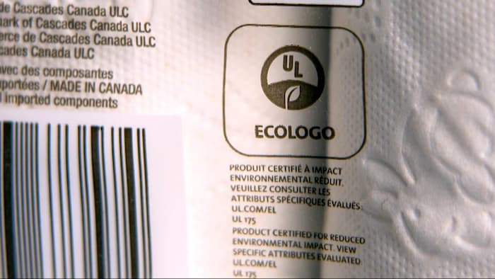 Le logo Ecologo sur un emballage de papier de toilette.