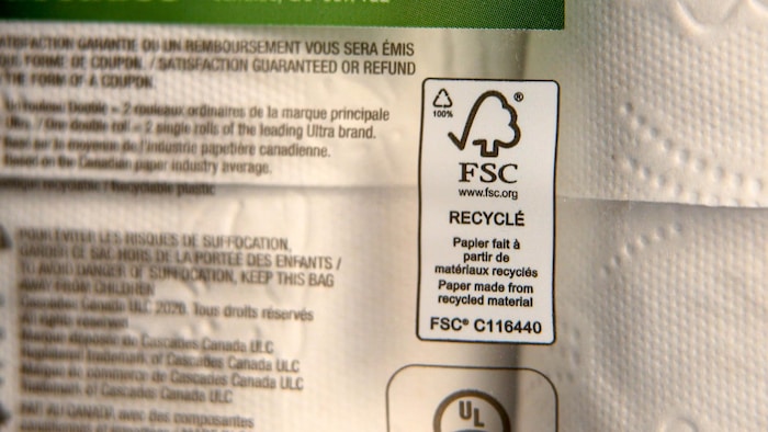 Le logo FSC sur un emballage de papier de toilette.
