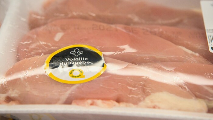Une poitrine de poulet emballée. Une étiquette sur l'emballage indique « Volaille du Québec ».