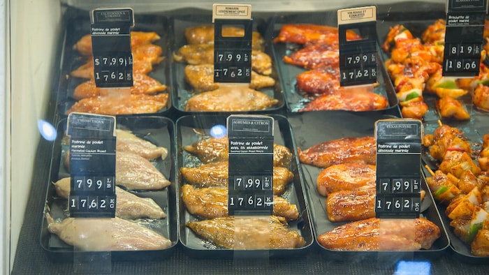 Des poitrines de poulet marinées et assaisonnées dans une épicerie.