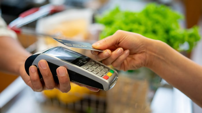 The goverment says it has struck a deal to reduce credit card interchange fees by an average of 27 per cent.