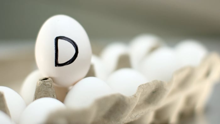 Un œuf sur lequel il est écrit la lettre D.