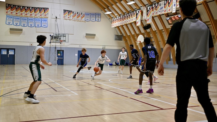 Un match de basketball