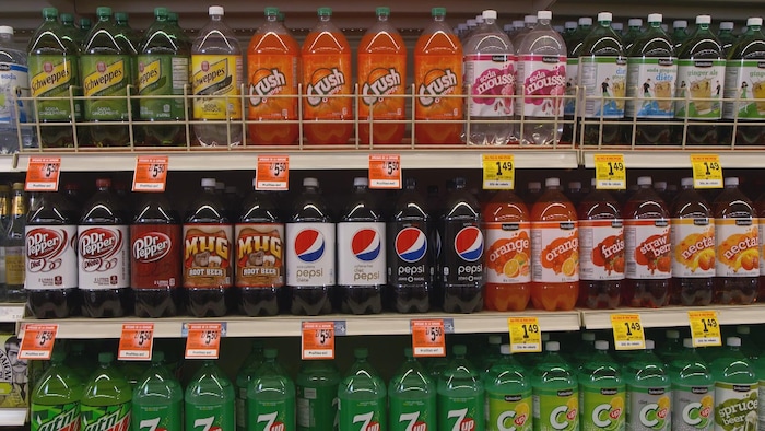 Des boissons gazeuses dans des rayons d'un supermarché