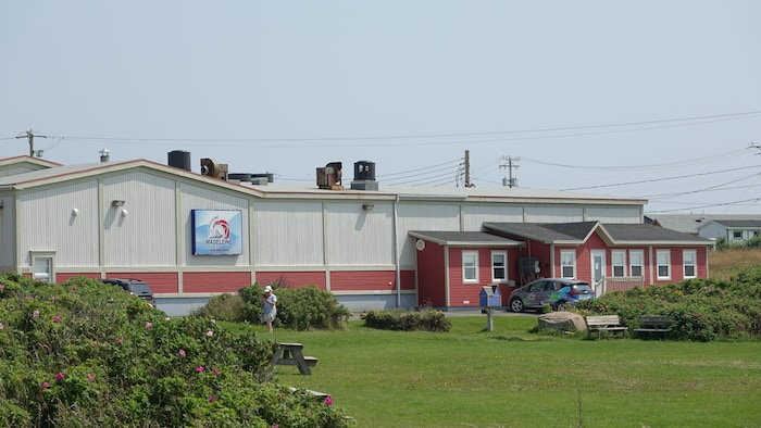 La façade d'une usine de transformation durant l'été.