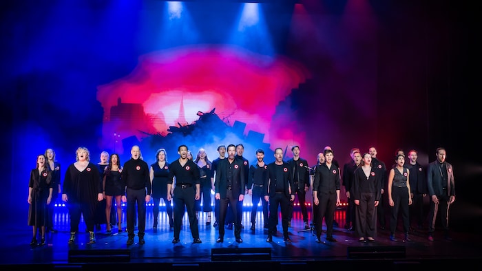 Les acteurs chantent sur scène. 