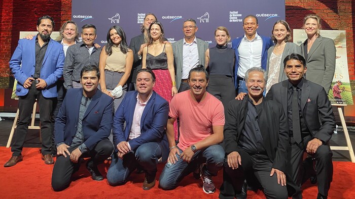 Pendant le tournage, il n'y a jamais eu de séparation entre les acteurs latins et québécois. "Nous étions une famille", dit Marco Ledezma. Sur la photo, les acteurs et l'équipe de réalisation et de production du film Les Oiseaux Ivres.