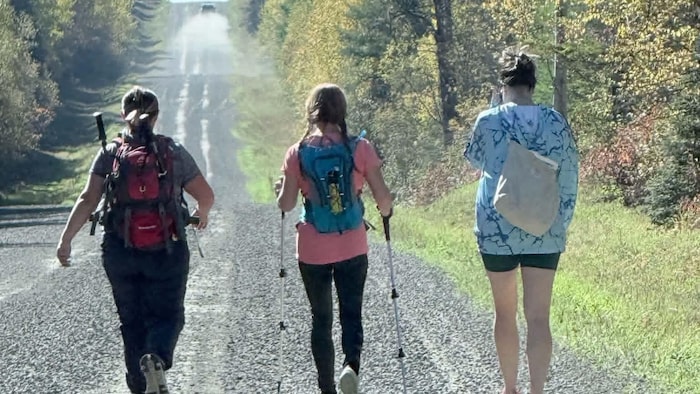 Vue de dos de l’équipe des Ran-Donneuses formée de Johanne Brochu, Cynthia Léonard et Claudine Gauvin.