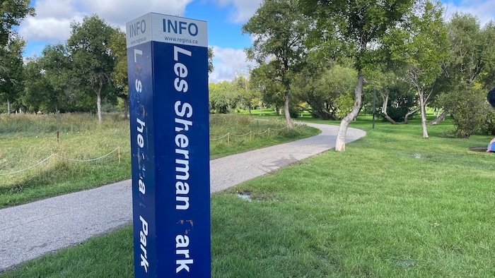Un poteau où est écrit Les Sherman Park.