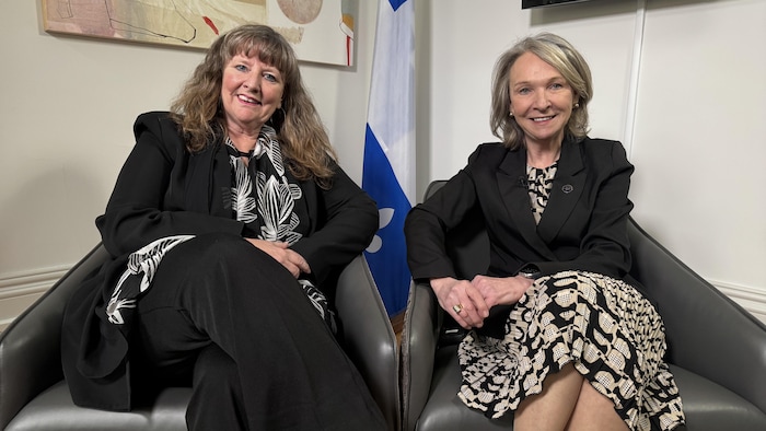 La directrice nationale de la protection de la jeunesse, Lesley Hill, et la ministre de la Santé, Sonia Bélanger, dans le bureau de la ministre, à l'Assemblée nationale.